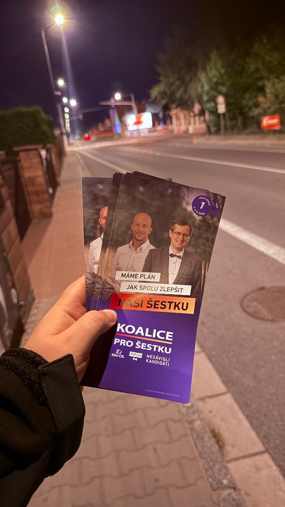 Letáky Koalice pro Šestku při roznášce v ulicích